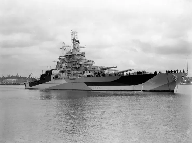 拍攝於1944年，改造後煥然一新的西維吉尼亞號戰艦