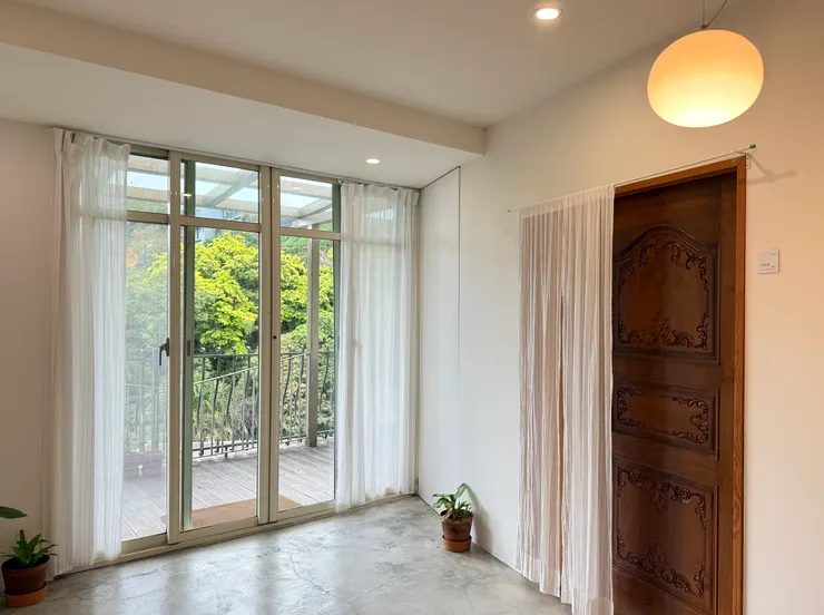 走出房間，公共區的落地窗外也是一片翠綠