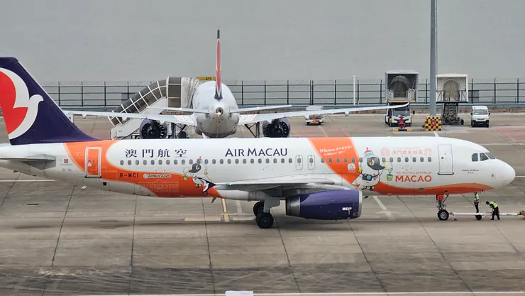 在澳門國際機場準備起飛的澳門航空班機!