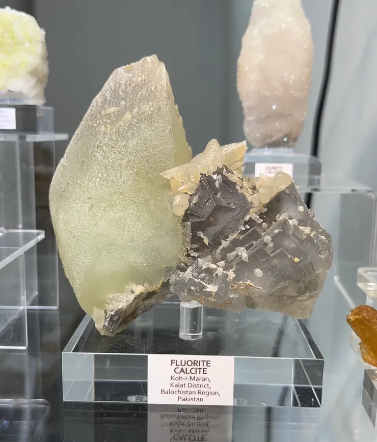 驚人的大標本：方解石共生螢石，礦標性極佳，完整度高，非常具收藏價值。