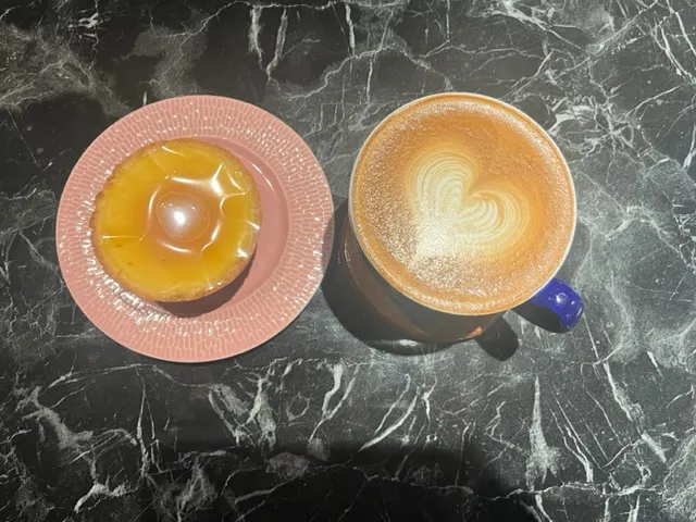 作者拍攝的德式布丁與咖啡拿鐵