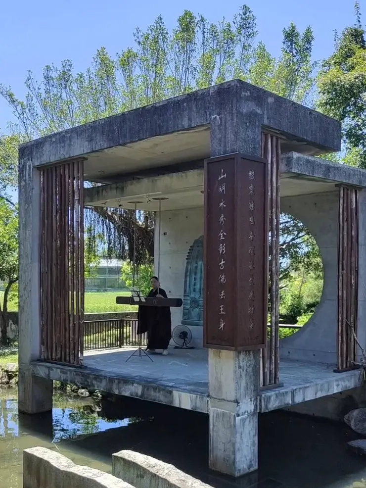這天北后寺有活動，鐘樓剛好有師父在敲鐘。(一般民眾不能亂敲喔)