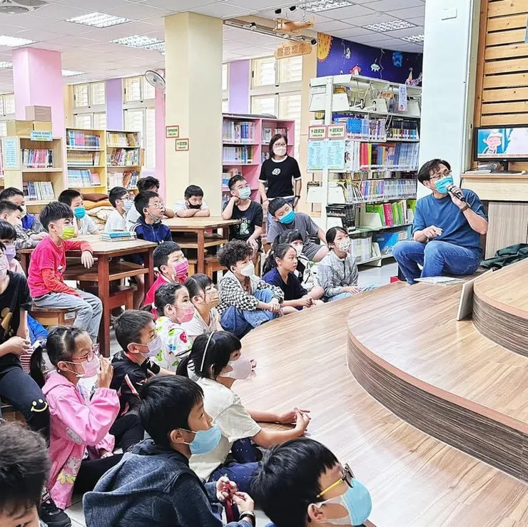 默默書店至國小幫小朋友們上課，傳遞生命教育的理念