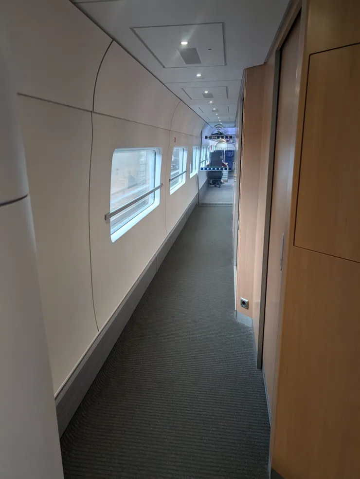 在列車中間有正副車長休息包廂