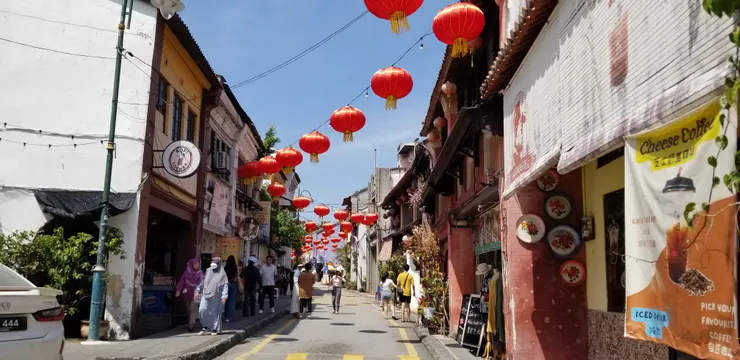 檳城有許多華僑，街上已經裝飾好過新年