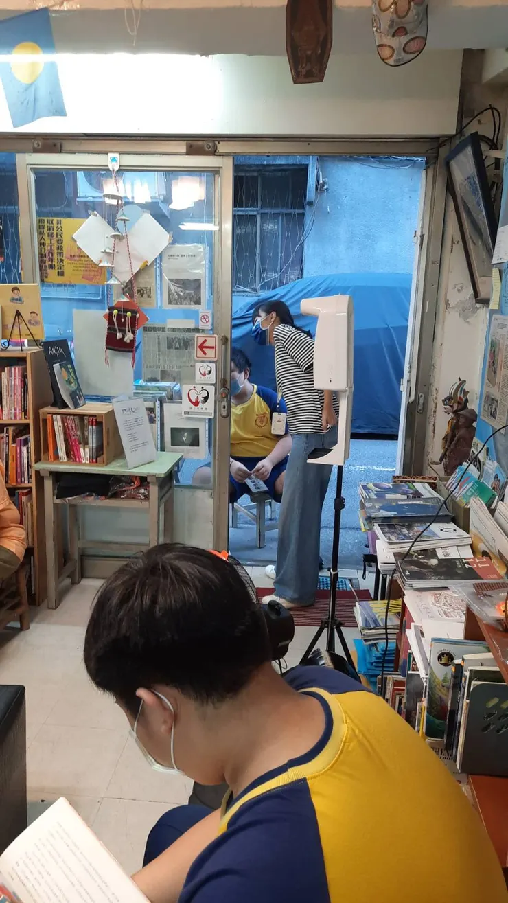 被榴槤糖臭到躲在門外的同學
