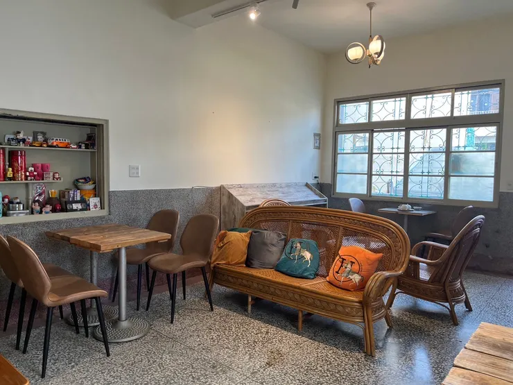 店內家具多為木桌、藤椅等，很有老屋感