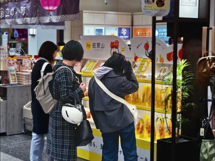 圖說：旺萊山的金黃色快閃櫃位十分搶眼，成功吸引路過民眾駐足、帶動買氣，開幕首兩日庫存就迅速見底。（資料來源：旺萊山）