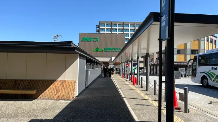 高山車站東口左轉，就是巴士中心啦。