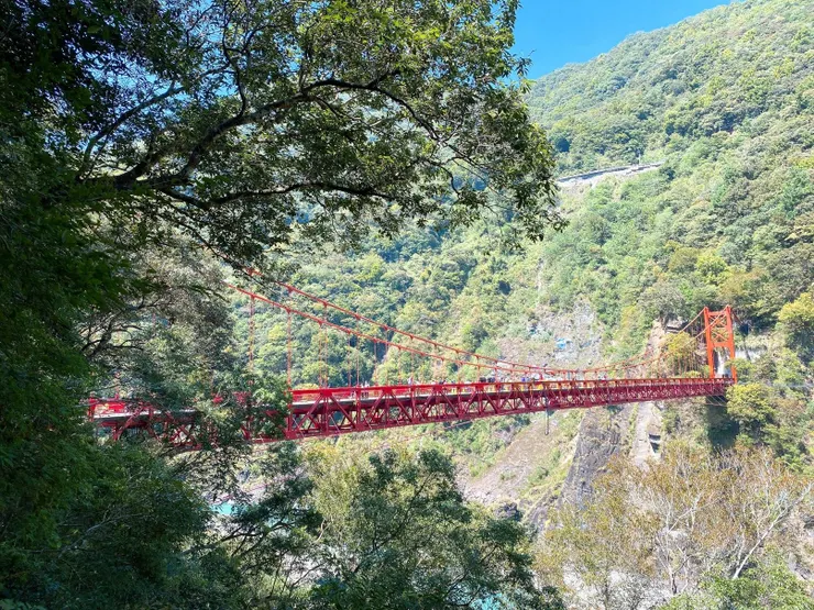 舊巴陵橋為單向吊橋，規劃為行人觀光步道，可俯瞰大漢溪的壯麗風光，新舊巴陵橋是北橫公路上的觀光勝地。