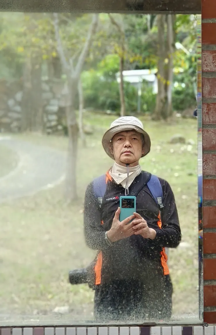 登山前在2號步道口對面小公園上個洗手間，自拍行頭。