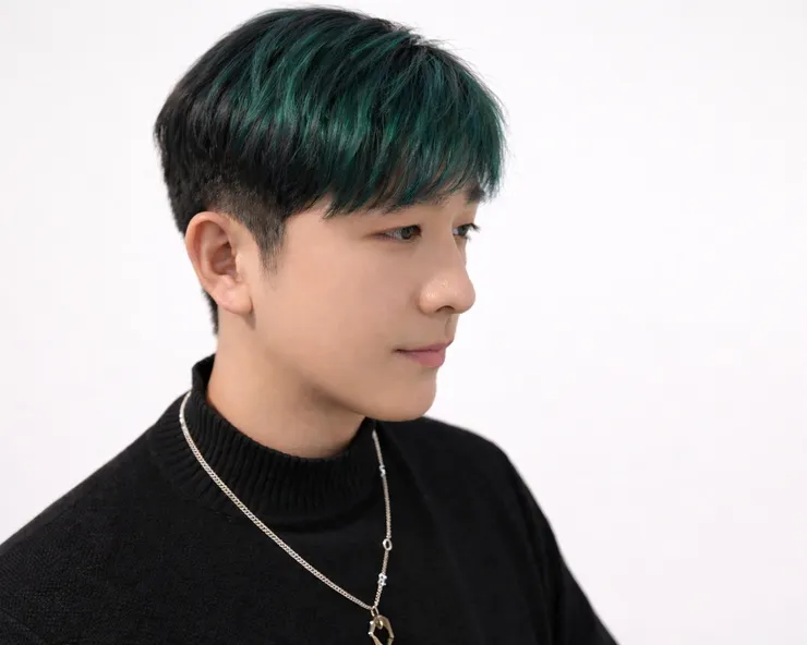 圖說：WGSN的變革藍綠象徵2026年度重拾平衡，大範圍的挑染設計，透出幽靜溫潤且具層次感的特性，應用於髮色上能展現出安撫情緒且優雅深邃的魅力。（資料來源：曼都髮型）