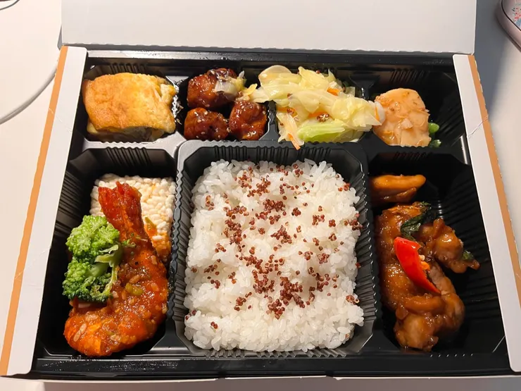 美福飯店米香餐廳的高級餐盒，一個要價560元，自己絕對花不下手的價位。