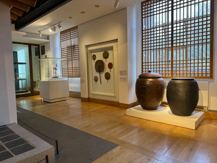 演示醃醬菜的泡菜壇