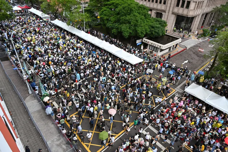2024年5月24日，中華民國立法院續審中國國民黨、民眾黨所提立委擴權法案，多個民團到立法院外表達抗議訴求並宣講，許多民眾到場參與活動。（網路截圖，拍攝者宋碧龍）