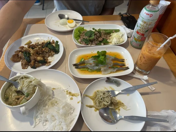 泰國的奶茶真是不可思議的甜😋