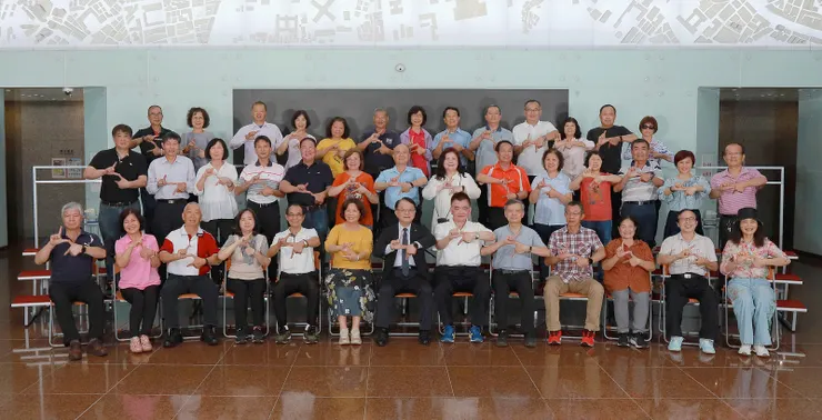 【畢業合照排列經過預先綢繆 人來人去每月一回已熟極而流 無論借佔哪個位子時到都得歸還】