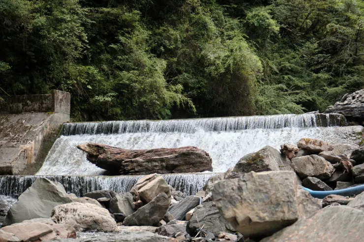 很難想像這裡會有這麼完整的攔砂壩，通過這裡就正式進入步道的範圍了，若是單純想走合歡溪步道，終點就會是這個攔砂壩