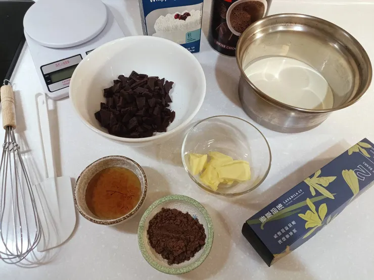 香草生巧克力食材:72%黑巧克力 125g、動物性鮮奶油200g、蜂蜜40g、無鹽奶油25g、馬達加斯加香草莢 18cm一枝