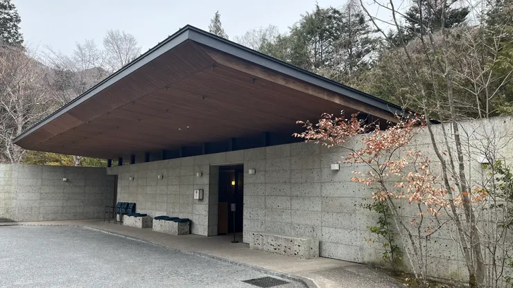 界的門口，完全不像是旅館。