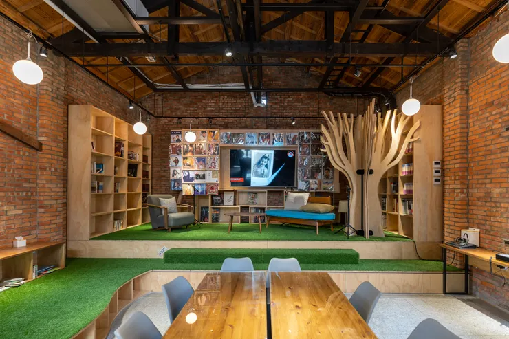 踏進板橋故事屋,可重新認識由臺灣總督府營繕科技師栗山俊一設計督造的板橋放送所歷史。(攝影=王弼正)