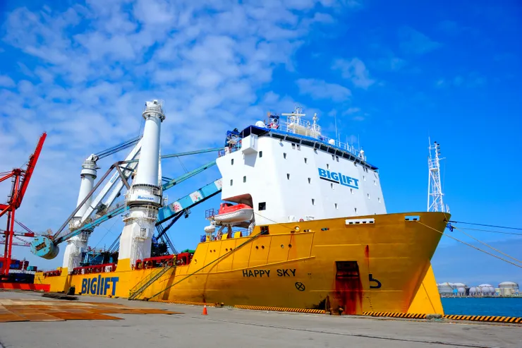 【海吊船如期抵達這過程難得一遇,看你順利離港心中大石總算落地!停在台中港31號碼頭的5號卸煤機。】
