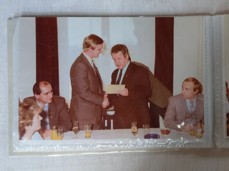 右下角的普丁,1985~1990,時值33歲~38歲的普丁在KGB駐德勒斯登以翻譯的身份潛伏工作