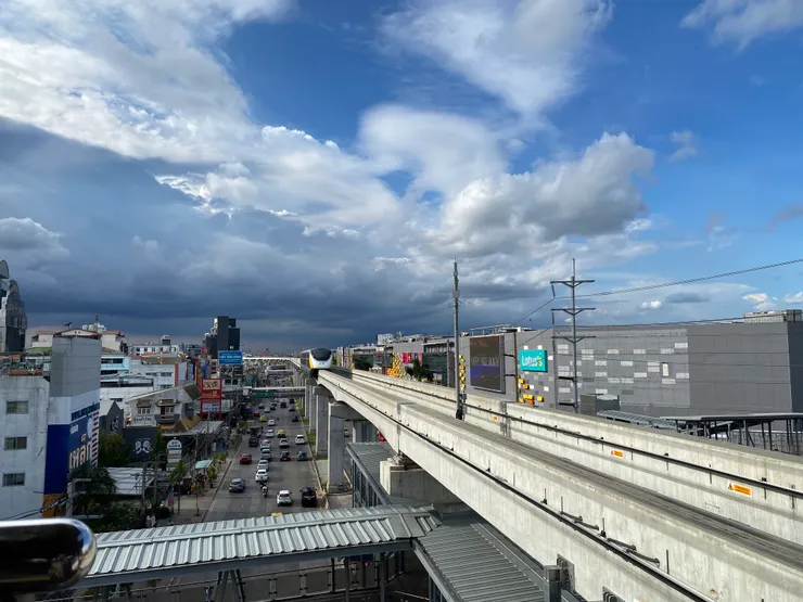 捷運黃線走高架，也是走無人駕駛系統，可以看到盡收曼谷的城市風景