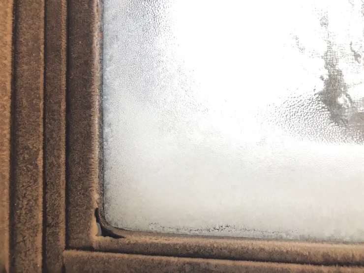 作者攝於 2022年12月｜暴風雪後結冰的室內窗（原創作品，請勿擅自使用或轉載。）