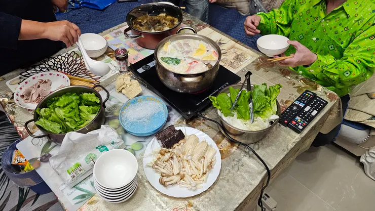 初一晚餐全家人吃牛奶火鍋和砂鍋魚頭!