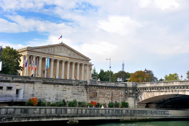 【船行河中左顧右盼指點建築橋樑！岸上建築為法國國民議會（Assemblée Nationale）所在地波旁宮（Palais Bourbon）】