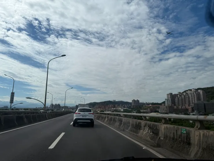 2025/10/30 塞車時的天空