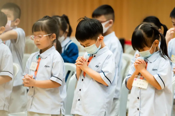 對小一學生而言，他們的成長需要是通過好奇探索，認識自己、個人及社會，從而探尋屬於自己的「人生意義」

