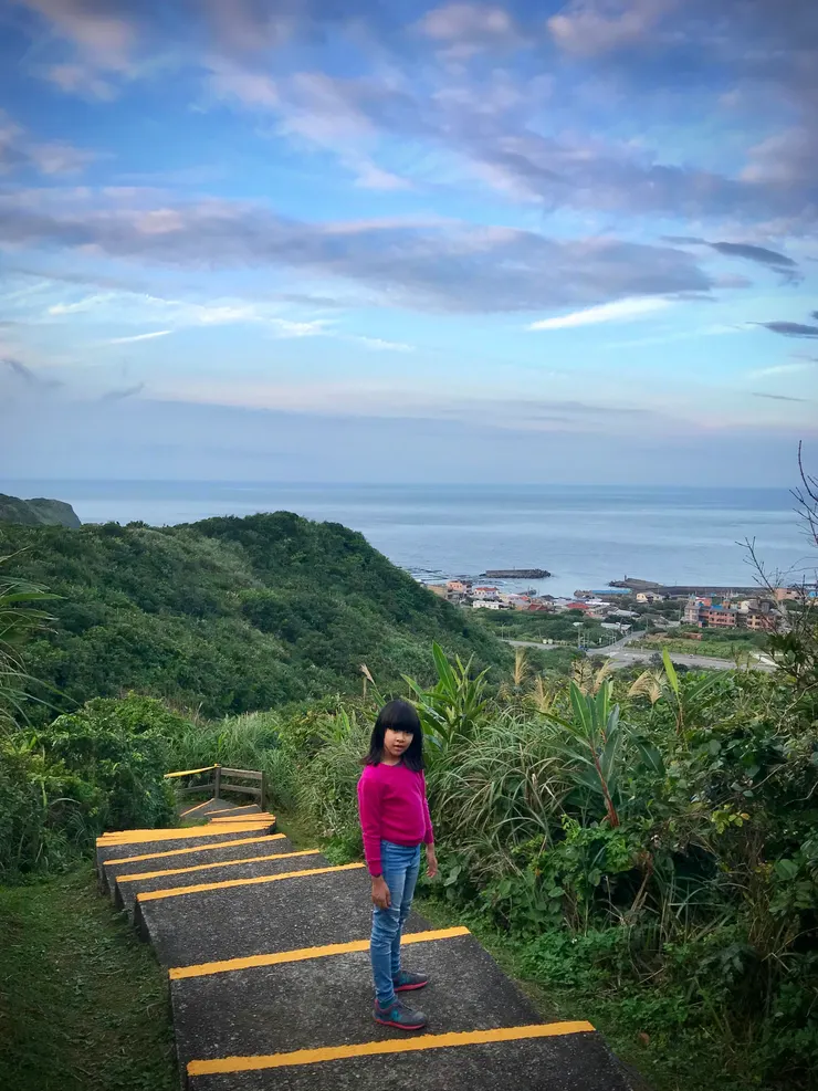 往下的步道盡頭是馬崗漁港，邊走邊欣賞海天一色美景
