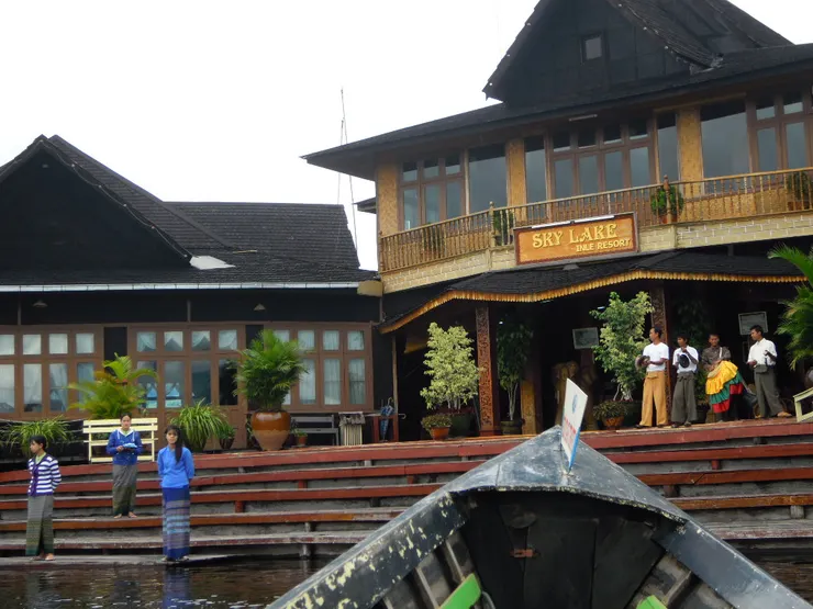 盡責的歡迎列隊,右邊是敲鑼打鼓組、左邊是噓寒問暖組