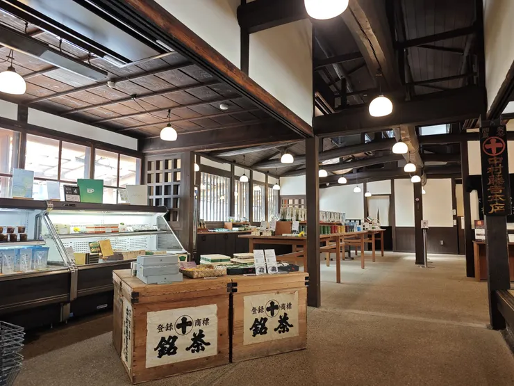 踏進店門後，右邊的伴手禮專區