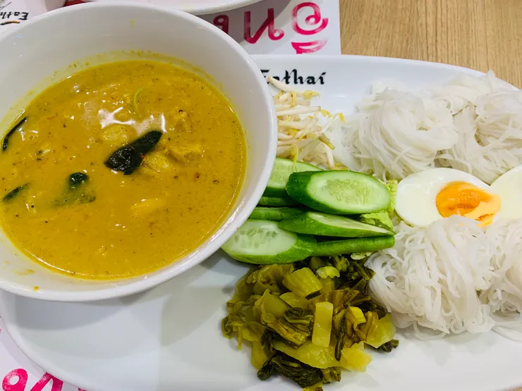 Central REmbassy地下街的咖哩蟹米線,在台灣沒吃過的味道,很喜歡,咖哩蟹鹹香,配沒味道的米線、黃瓜和豆芽菜,非常對味,旁邊的酸菜真的滿鹹的,我就沒配了