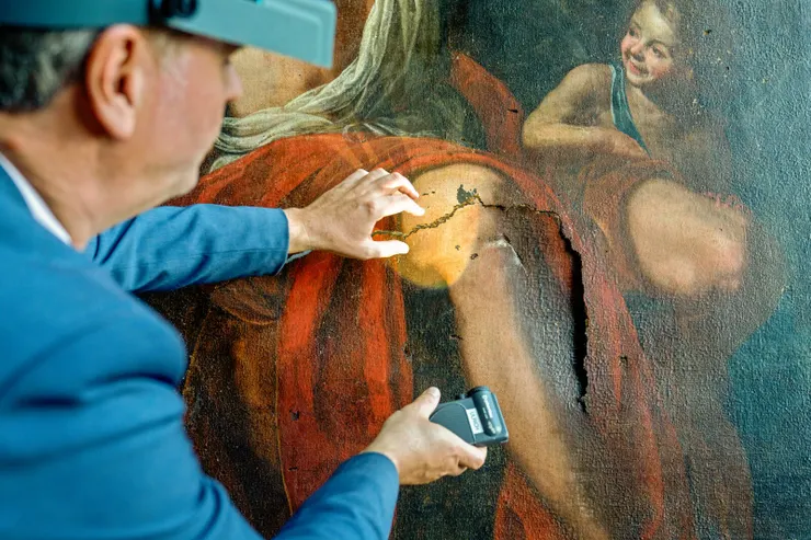 修復前的畫作《海克力士與翁法勒》與修復師Ulrich Birkmaier，圖片來源：J. Paul Getty Trust.