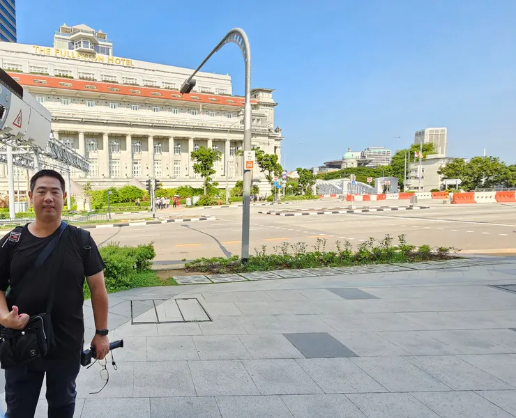 新加坡浮爾頓酒店就在我身後!今天上午新加坡超級熱!