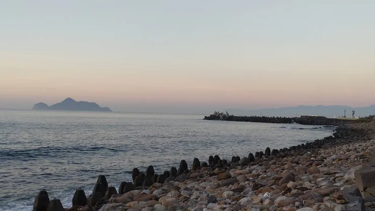 日出前  龜山島