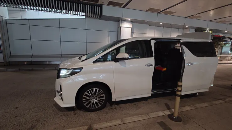 豪車等級的 Toyota Alphard。
