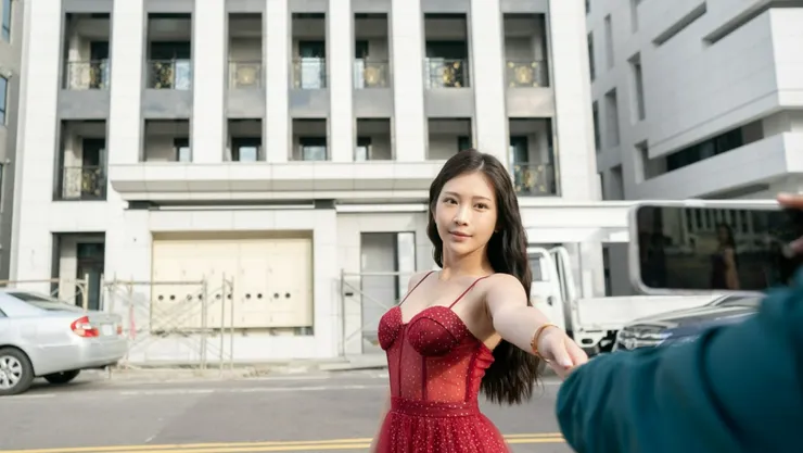 用自己的美貌與性感在公共議題上發聲的鄭家純