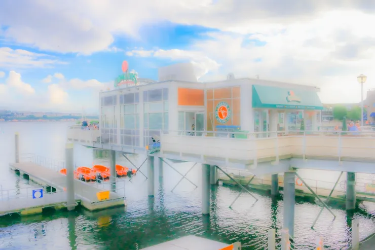 卡地夫灣(Cardiff Bay)旁的水上咖啡廳一景