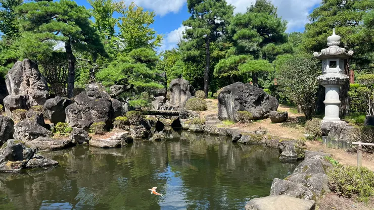 走在庭園內，心情相當放鬆。