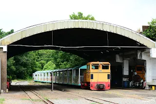 布袋線位在最左邊的股道(往台鐵方向拍)