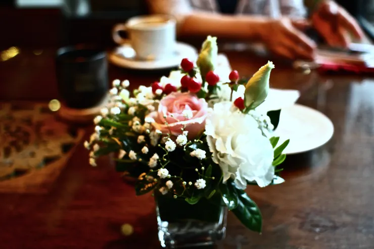 新餐飲多半偏屬沉靜的場所,特別是甜品、咖啡與下午茶。價位愈高,愈講求靜謐養神,弗役於噪聲。