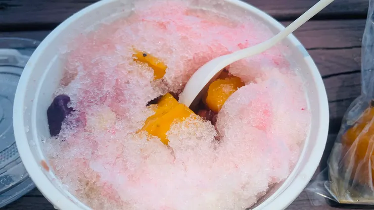 看起來紅紅的是冰裡加了洛神的緣故。