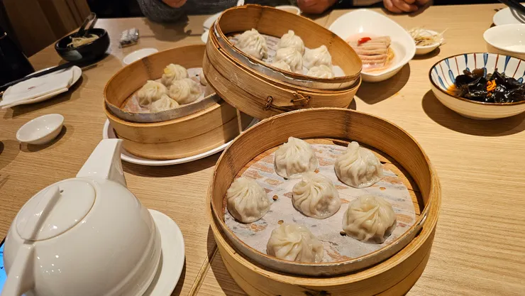 這是漢來上海湯包兩種口味的小籠湯包!