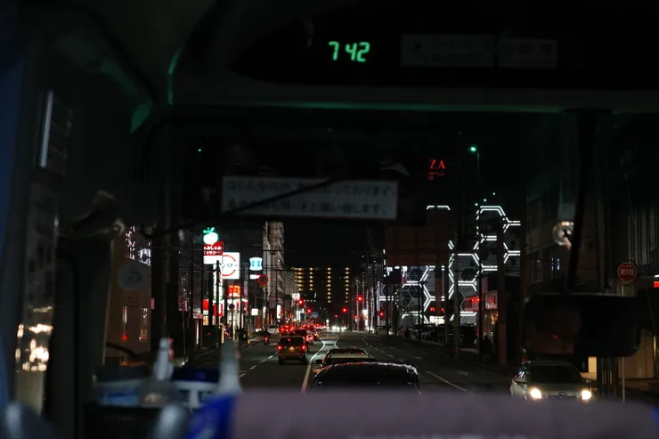 行駛在左車道，一開始有一種 「嗯？」的感覺　