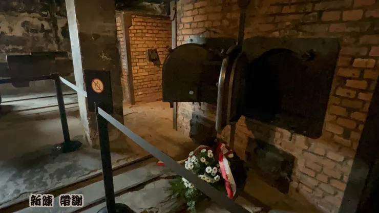 毒氣室內設有屍體焚化爐